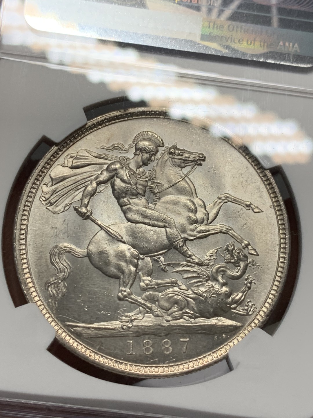 《竞宝斋》第135场-周日，周一连拍 (全场包邮) NGC-MS62 英国1887 维多利亚高冠 马剑克朗银币