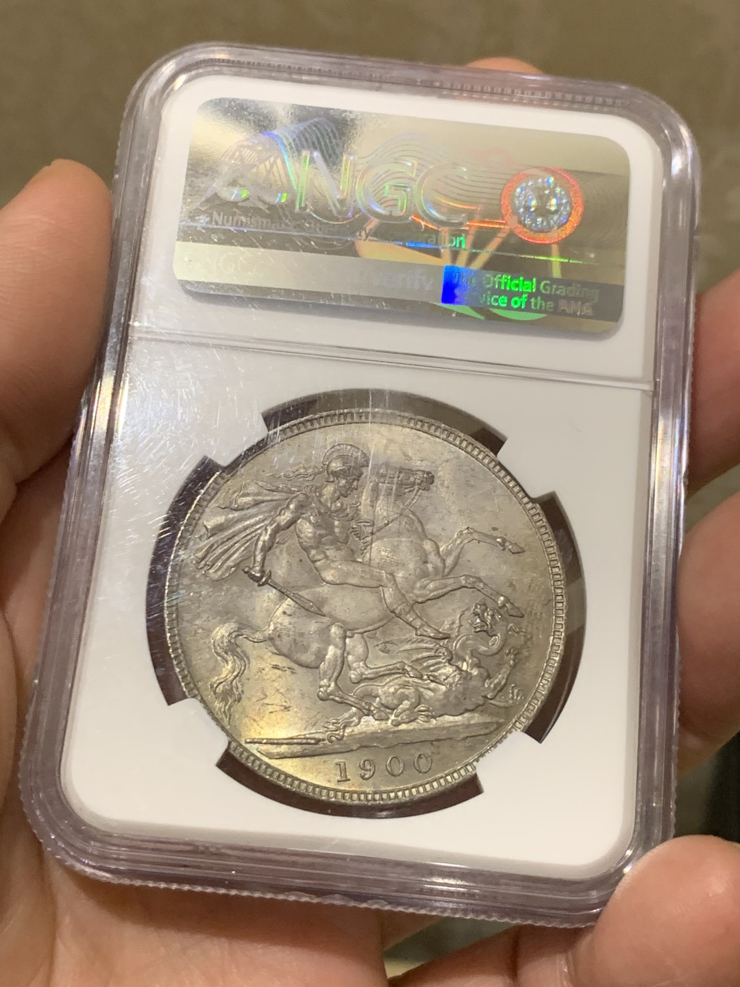 《竞宝斋》第135场-周日，周一连拍 (全场包邮) NGC MS62 英国 1900年 批纱马剑克朗 较少年份 该枚彩中彩 正面金彩 三点-八点方向 孔雀绿月牙彩 背面马剑包浆舒服 肌肉线条勾勒清晰