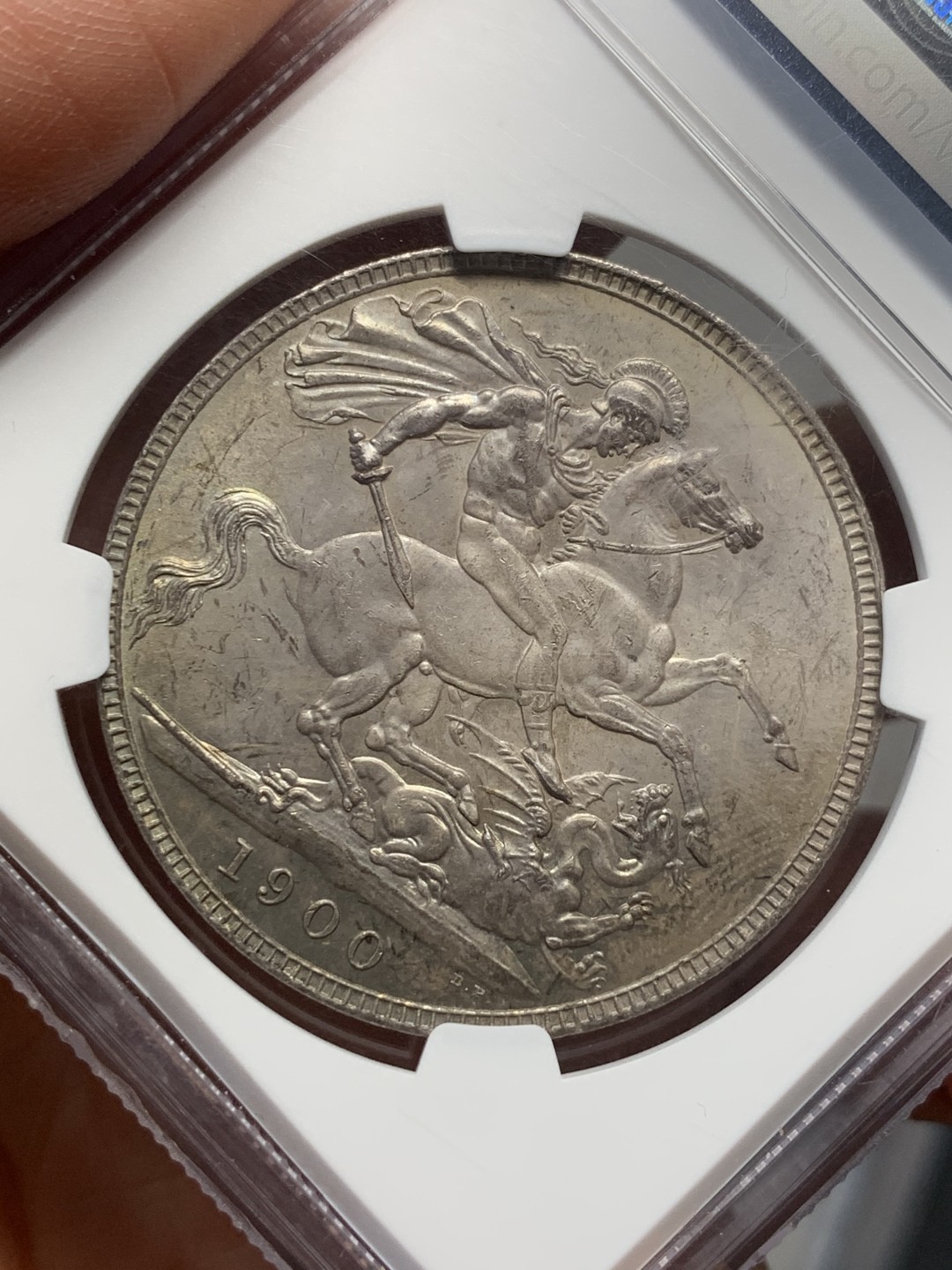 《竞宝斋》第135场-周日，周一连拍 (全场包邮) NGC MS62 英国 1900年 批纱马剑克朗 较少年份 该枚彩中彩 正面金彩 三点-八点方向 孔雀绿月牙彩 背面马剑包浆舒服 肌肉线条勾勒清晰