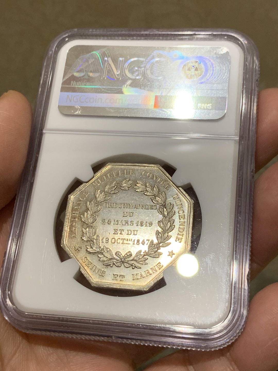 《竞宝斋》第135场-周日，周一连拍 (全场包邮) NGC MS65 1847年法国塞纳马恩省保险八角银质代币 极品分数！