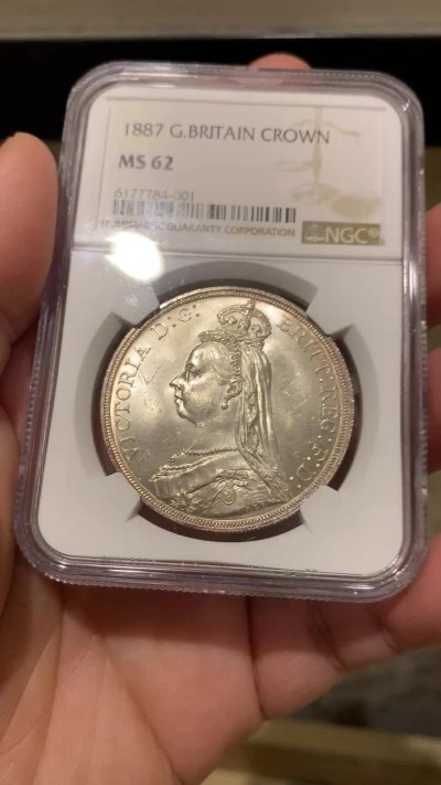 《竞宝斋》第135场-周日，周一连拍 (全场包邮) NGC-MS62 英国1887 维多利亚高冠 马剑克朗银币