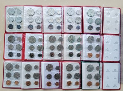 澳大利亚皇家铸币局，1969年至1983年UNC套装共15套，包括1970, 1977年和1982年纪念精制样币套装，共计15套😍千万不要错过 澳大利亚皇家铸币局，1969年至1983年UNC套装共15套，包括1970, 1977年和1982年纪念精制样币套装，共计15套😍千万不要错过