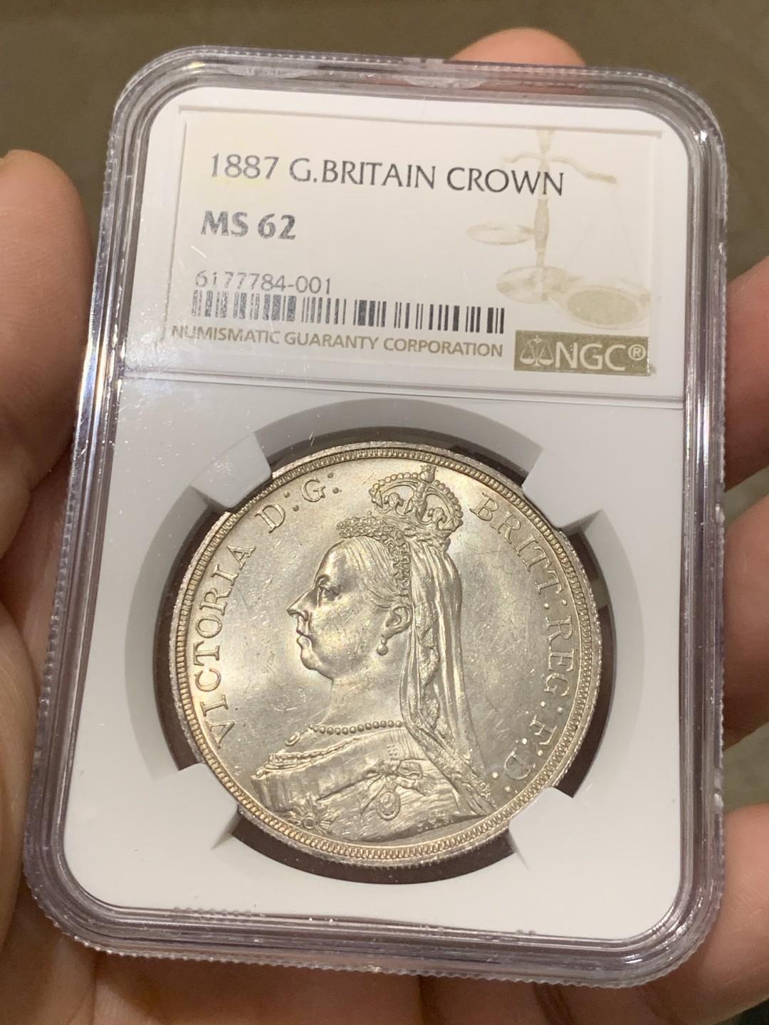 《竞宝斋》第135场-周日，周一连拍 (全场包邮) NGC-MS62 英国1887 维多利亚高冠 马剑克朗银币