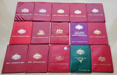 澳大利亚皇家铸币局，1969年至1983年UNC套装共15套，包括1970, 1977年和1982年纪念精制样币套装，共计15套😍千万不要错过 澳大利亚皇家铸币局，1969年至1983年UNC套装共15套，包括1970, 1977年和1982年纪念精制样币套装，共计15套😍千万不要错过