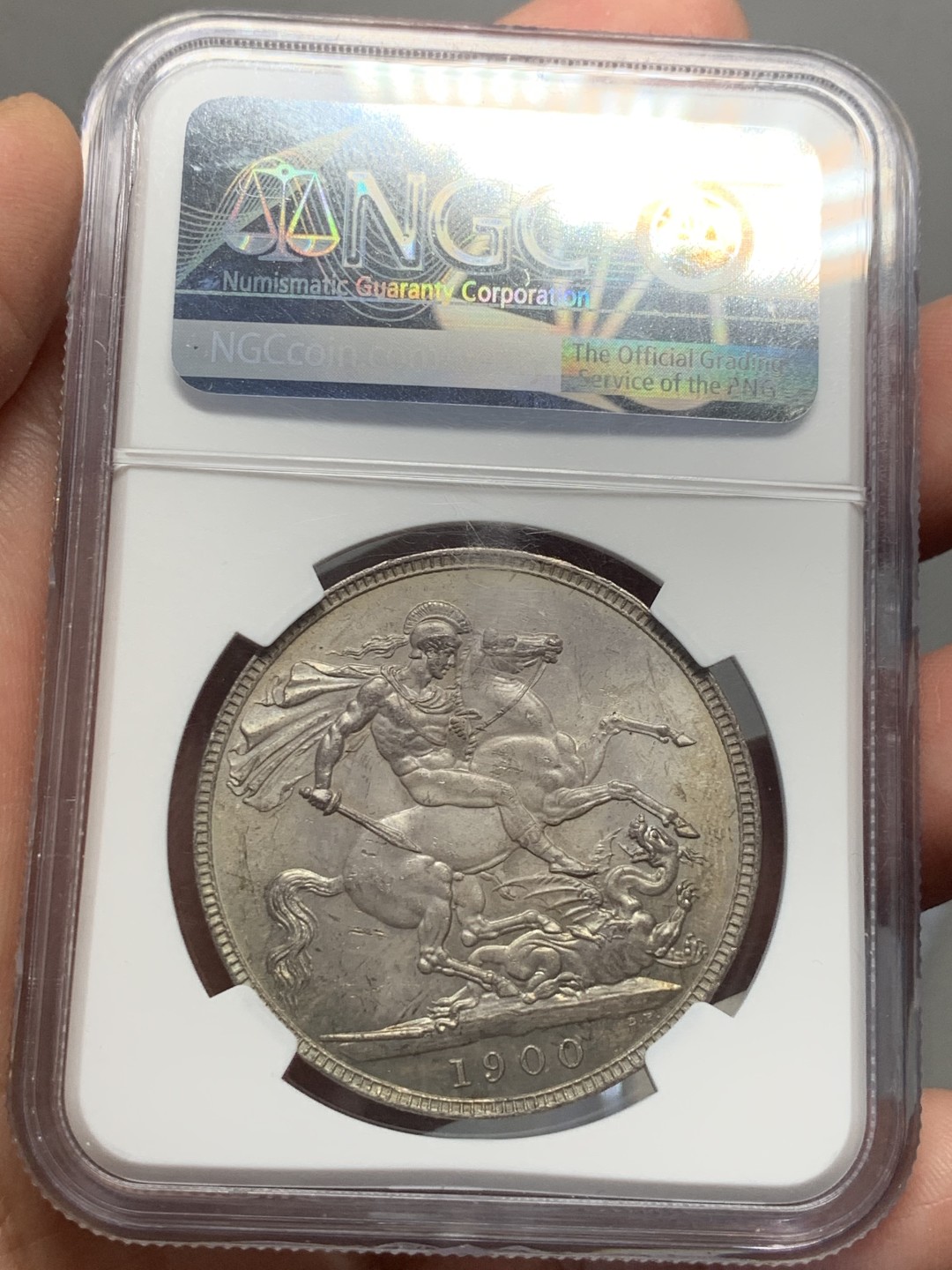 《竞宝斋》第135场-周日，周一连拍 (全场包邮) NGC MS62 英国 1900年 批纱马剑克朗 较少年份 该枚彩中彩 正面金彩 三点-八点方向 孔雀绿月牙彩 背面马剑包浆舒服 肌肉线条勾勒清晰