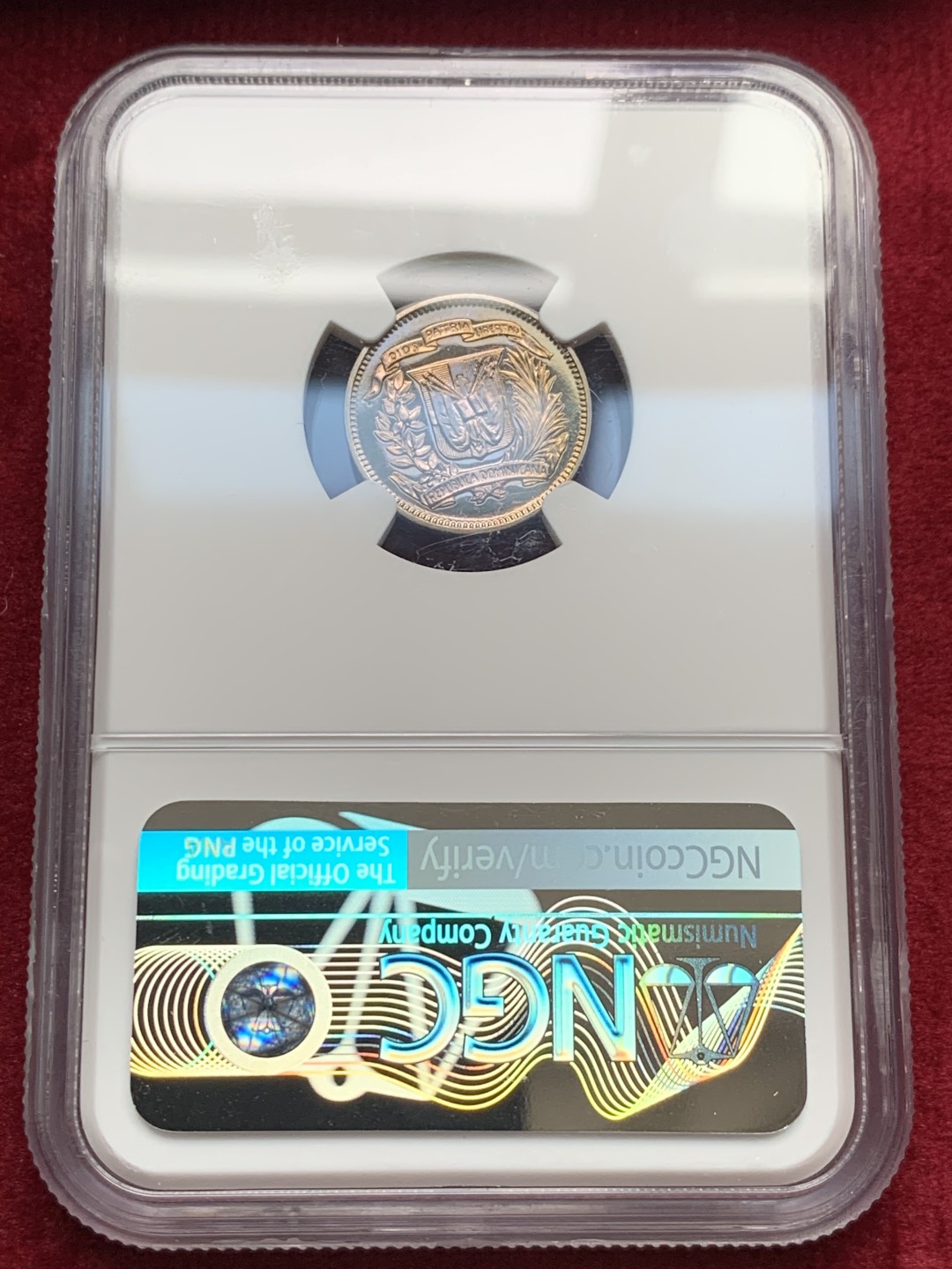 《竞宝斋》第135场-周日，周一连拍 (全场包邮) NGC PF68、PF66CAMEO 多米尼加1973年10分、1/2比索精制镍币一对，带盒