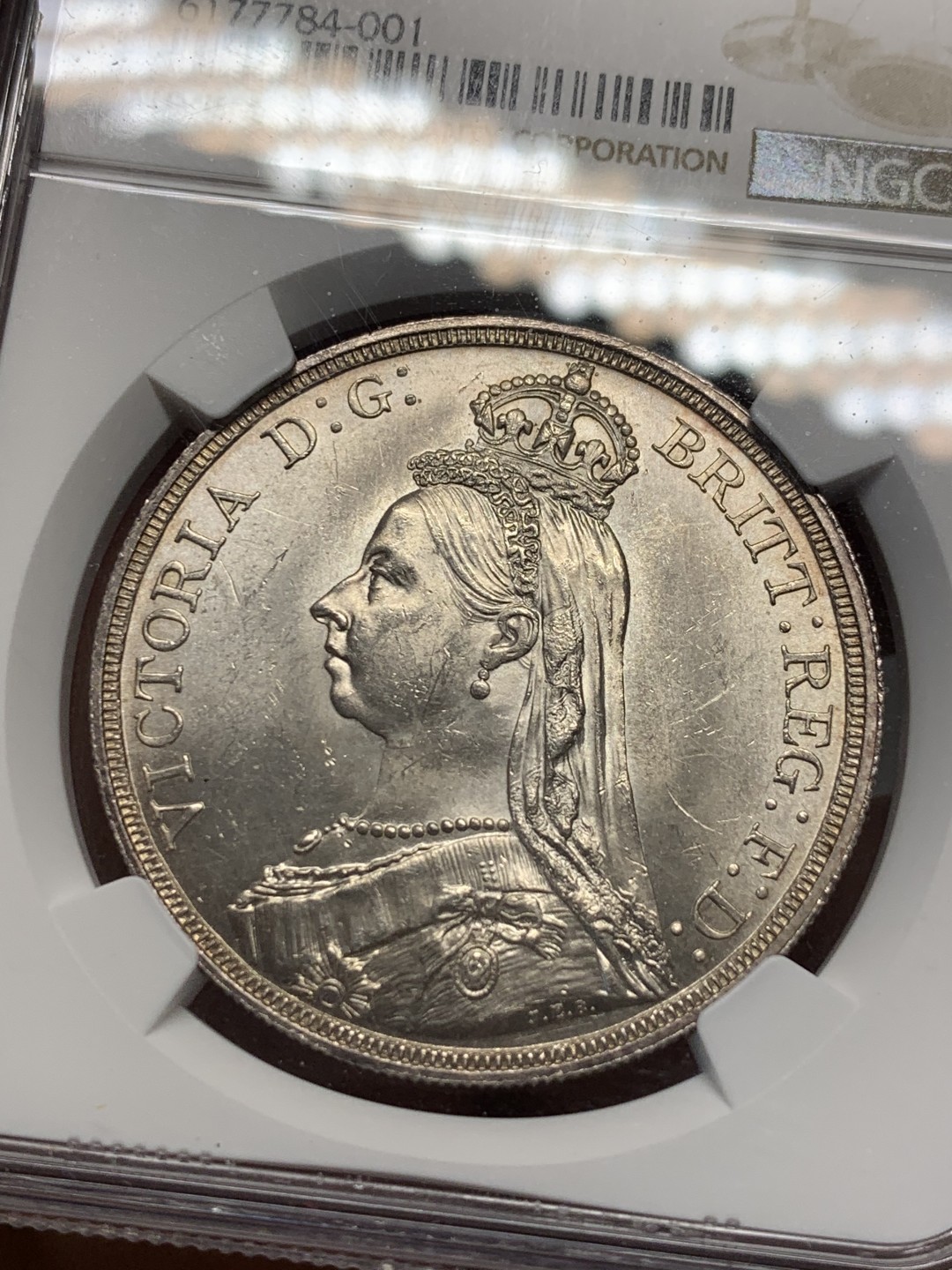 《竞宝斋》第135场-周日，周一连拍 (全场包邮) NGC-MS62 英国1887 维多利亚高冠 马剑克朗银币