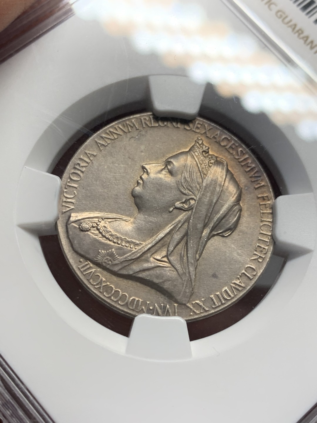 《竞宝斋》第135场-周日，周一连拍 (全场包邮) NGC-UNC 1897年 英国维多利亚女皇加冕六十周年纪念银章，状态很好的维皇，银光泛彩，高点细节不输63。高性价比之选