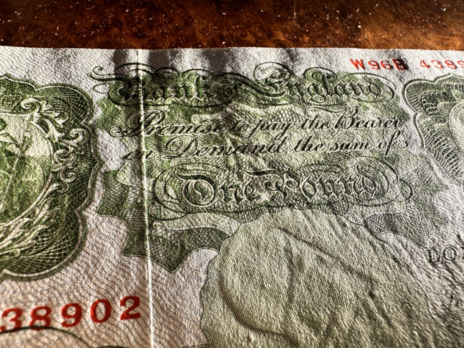 Chase Auction 第17期 - - 外钞、民国钞和人民币混合场！（临时有事，推迟到20号） 英国A序列1镑，品相如图，有压痕，UNC-！满版水印，雕刻一流！