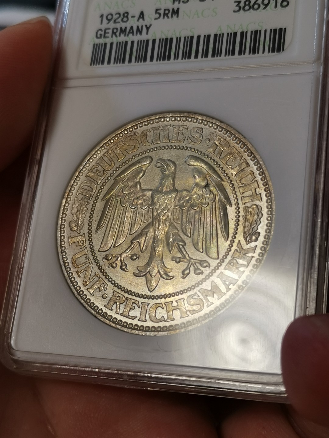 橡树集藏-006场 海纳百川 anacs-Ms64 1928年德国橡树5马克 柏林厂 淡金彩高分好状态 丝滑强霜光 底板打制极佳 绝版稀有小白盒 品质保证 送np复评往往有惊喜 市面几乎见不到小白盒德系主币 错过后悔 盈掌可握 把玩非常舒服 Zippo大小 视觉效果极佳 可堪自藏