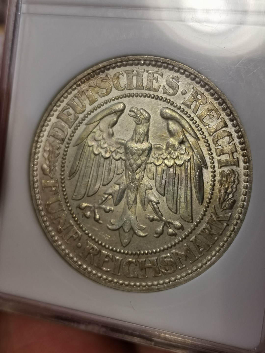 橡树集藏-006场 海纳百川 anacs-Ms64 1928年德国橡树5马克 柏林厂 淡金彩高分好状态 丝滑强霜光 底板打制极佳 绝版稀有小白盒 品质保证 送np复评往往有惊喜 市面几乎见不到小白盒德系主币 错过后悔 盈掌可握 把玩非常舒服 Zippo大小 视觉效果极佳 可堪自藏