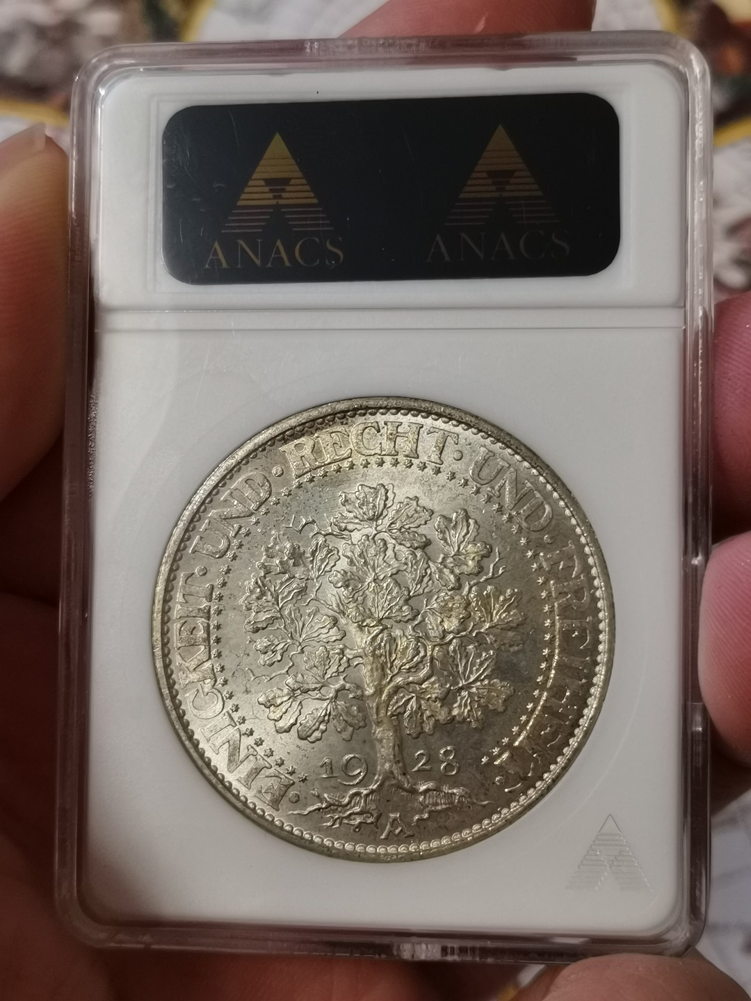 橡树集藏-006场 海纳百川 anacs-Ms64 1928年德国橡树5马克 柏林厂 淡金彩高分好状态 丝滑强霜光 底板打制极佳 绝版稀有小白盒 品质保证 送np复评往往有惊喜 市面几乎见不到小白盒德系主币 错过后悔 盈掌可握 把玩非常舒服 Zippo大小 视觉效果极佳 可堪自藏