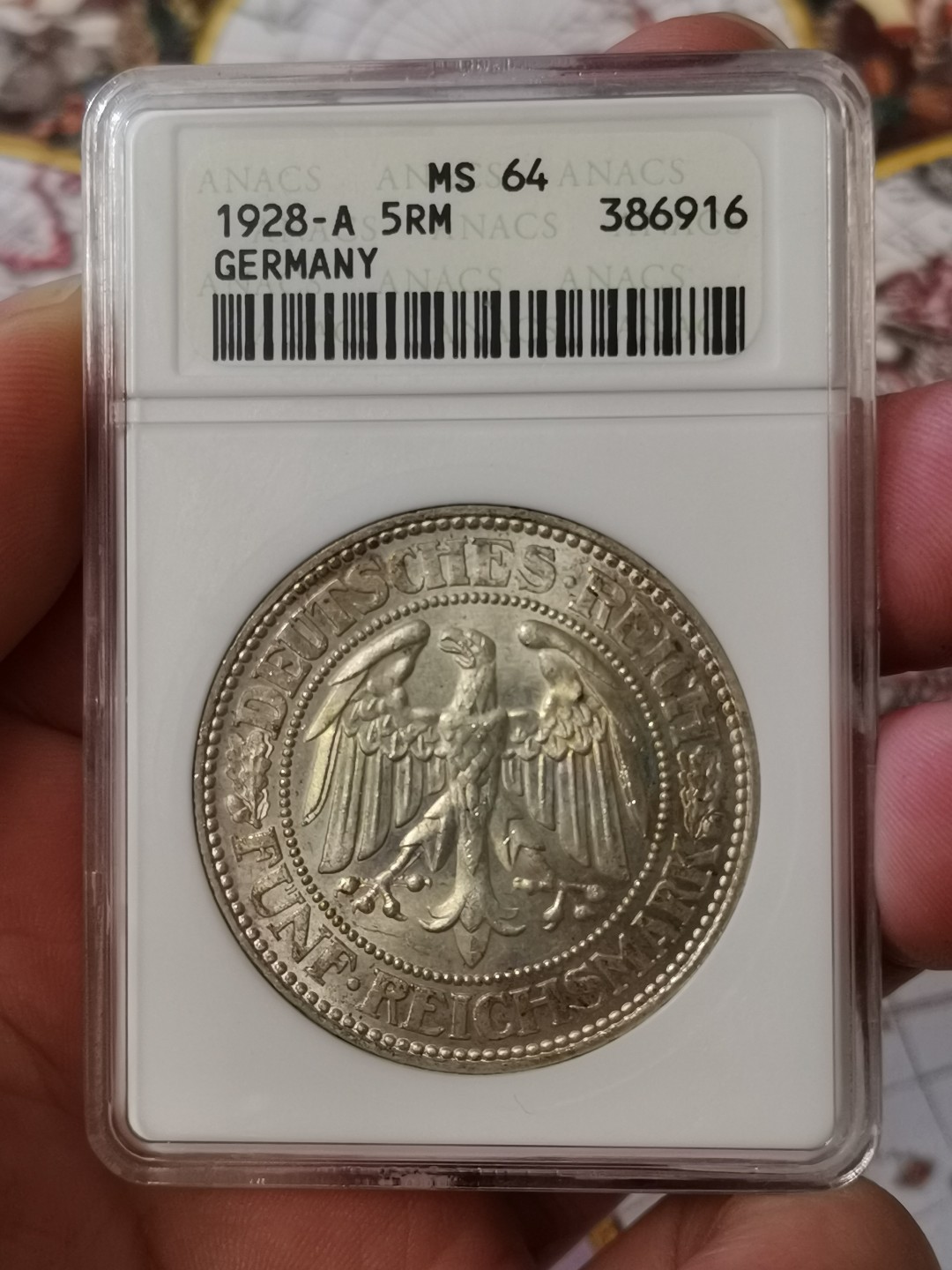 橡树集藏-006场 海纳百川 anacs-Ms64 1928年德国橡树5马克 柏林厂 淡金彩高分好状态 丝滑强霜光 底板打制极佳 绝版稀有小白盒 品质保证 送np复评往往有惊喜 市面几乎见不到小白盒德系主币 错过后悔 盈掌可握 把玩非常舒服 Zippo大小 视觉效果极佳 可堪自藏