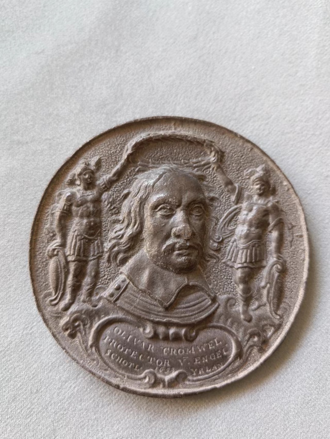 欧洲章牌第7期 英国金属章，约1658年，7cm。