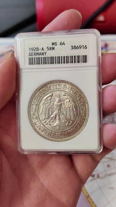 橡树集藏-006场 海纳百川 anacs-Ms64 1928年德国橡树5马克 柏林厂 淡金彩高分好状态 丝滑强霜光 底板打制极佳 绝版稀有小白盒 品质保证 送np复评往往有惊喜 市面几乎见不到小白盒德系主币 错过后悔 盈掌可握 把玩非常舒服 Zippo大小 视觉效果极佳 可堪自藏