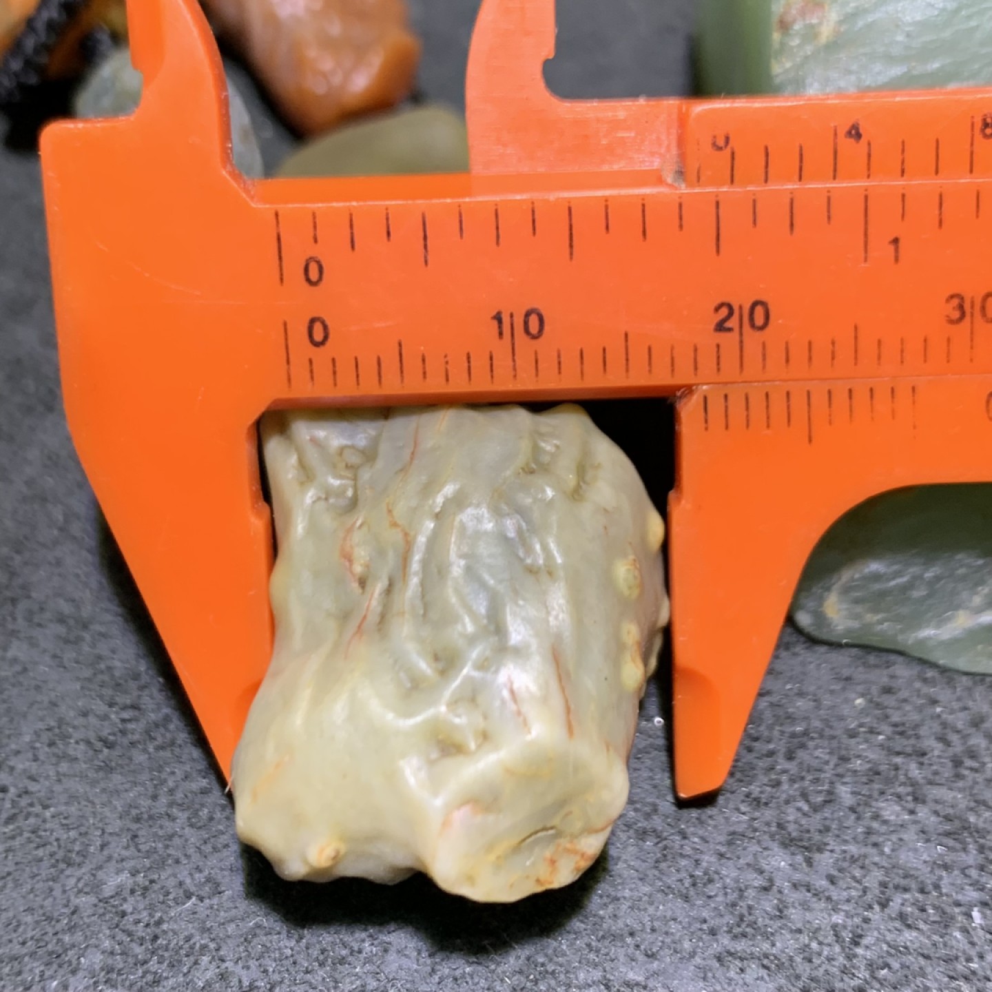 精美戈壁老料筋脉石项链一条，