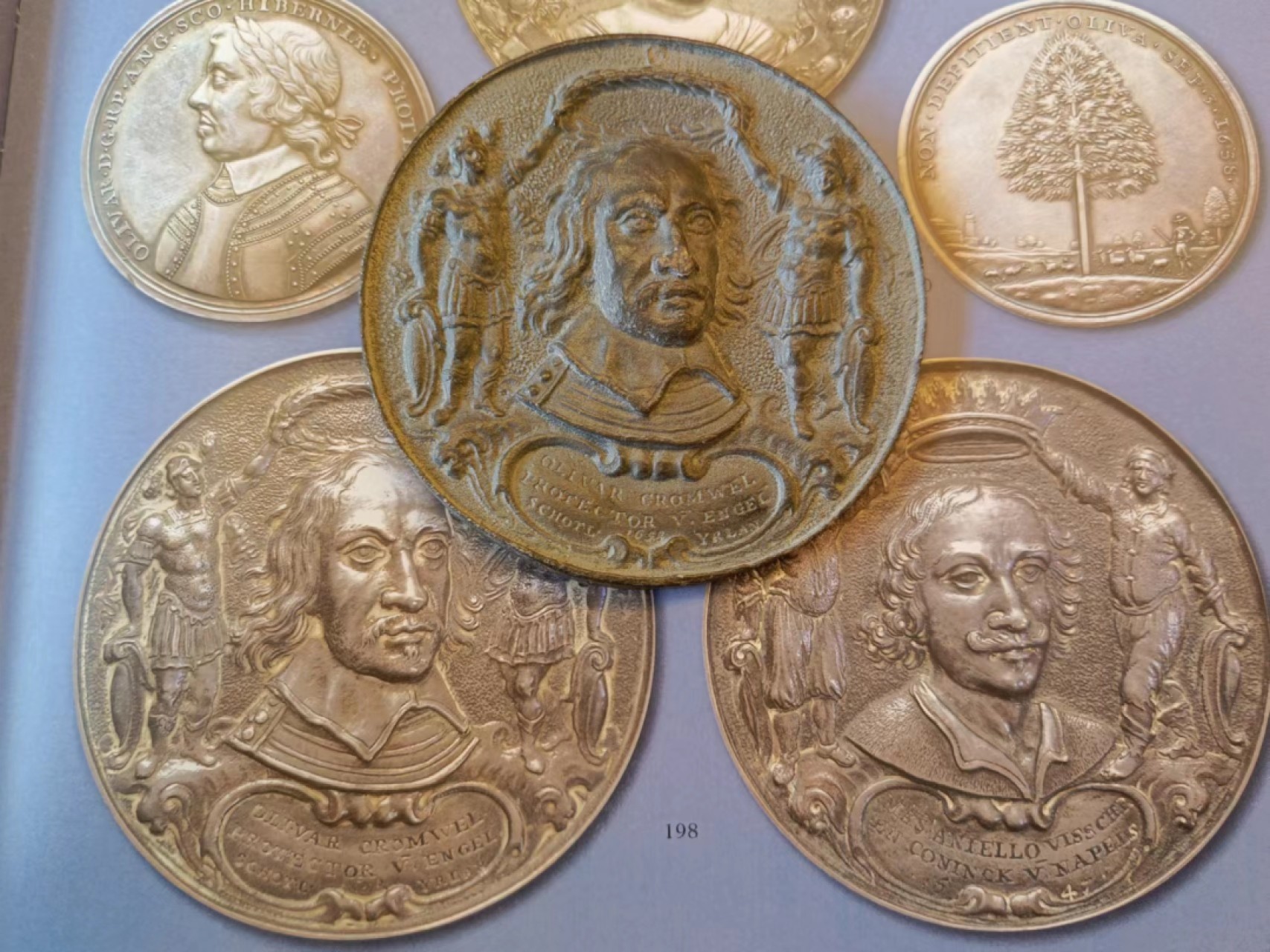 欧洲章牌第7期 英国金属章，约1658年，7cm。