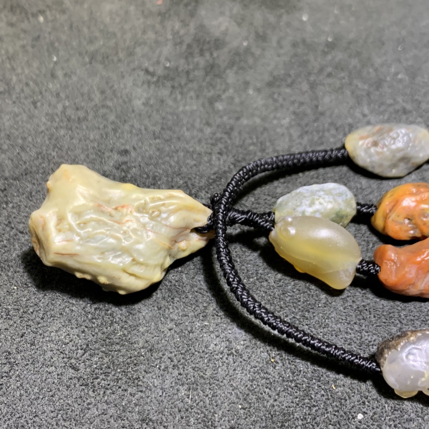 精美戈壁老料筋脉石项链一条，