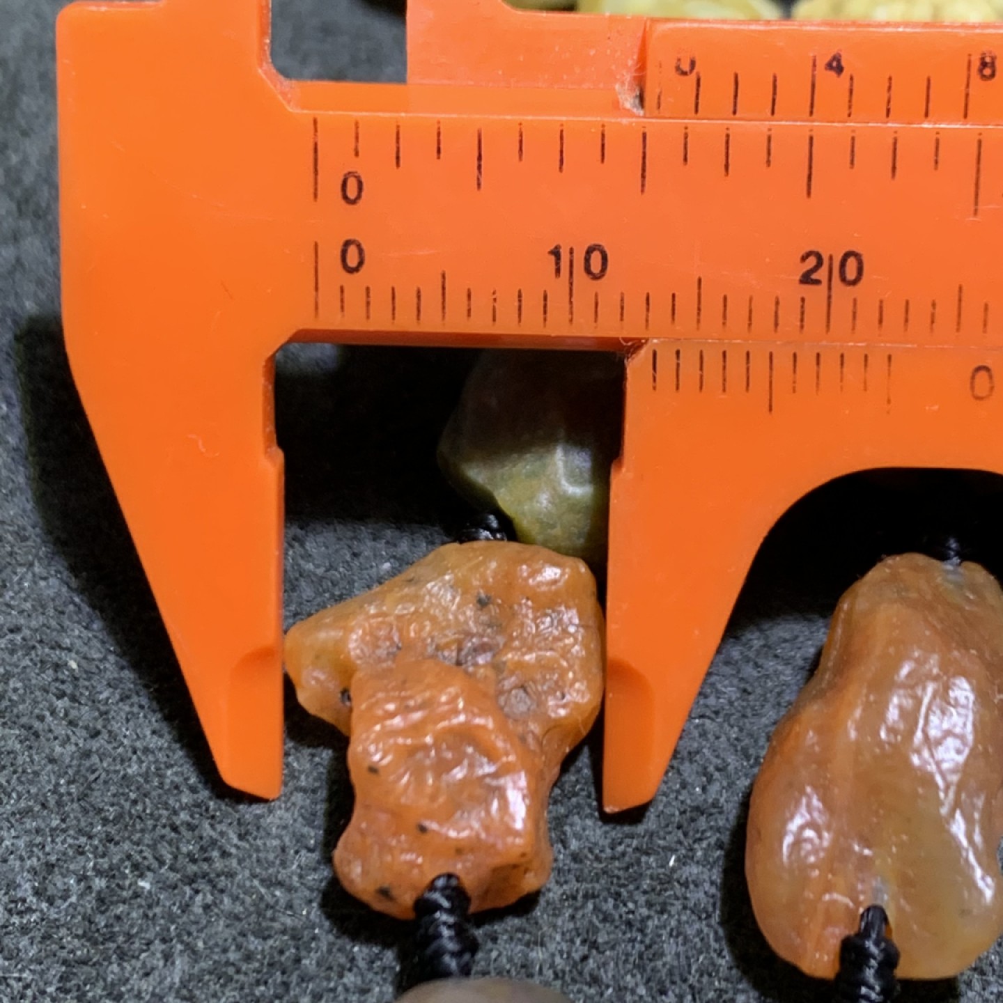 精美戈壁老料筋脉石项链一条，
