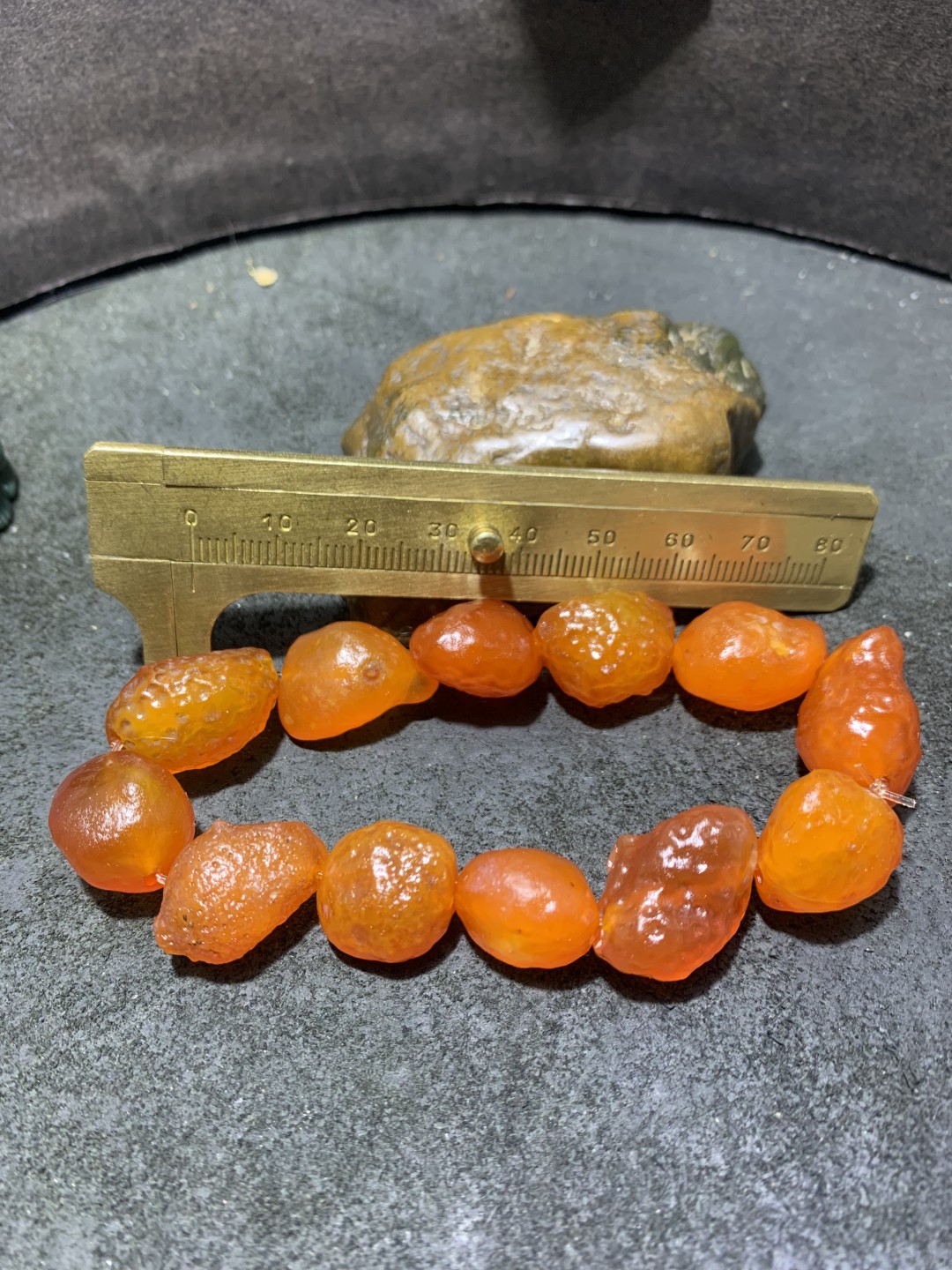 精美天然阿拉善罕见荧光感橘黄手串一条，