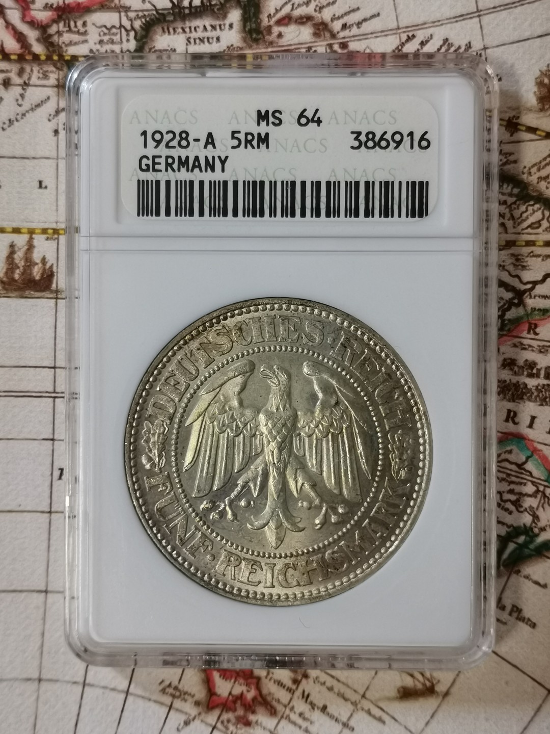 橡树集藏-006场 海纳百川 anacs-Ms64 1928年德国橡树5马克 柏林厂 淡金彩高分好状态 丝滑强霜光 底板打制极佳 绝版稀有小白盒 品质保证 送np复评往往有惊喜 市面几乎见不到小白盒德系主币 错过后悔 盈掌可握 把玩非常舒服 Zippo大小 视觉效果极佳 可堪自藏
