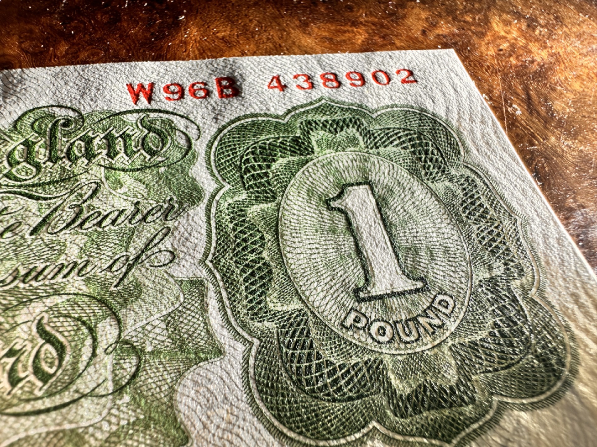 Chase Auction 第17期 - - 外钞、民国钞和人民币混合场！（临时有事，推迟到20号） 英国A序列1镑，品相如图，有压痕，UNC-！满版水印，雕刻一流！