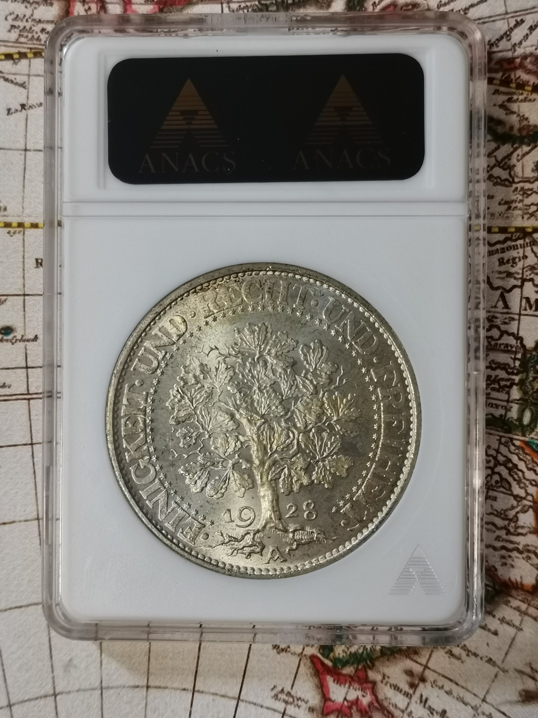 橡树集藏-006场 海纳百川 anacs-Ms64 1928年德国橡树5马克 柏林厂 淡金彩高分好状态 丝滑强霜光 底板打制极佳 绝版稀有小白盒 品质保证 送np复评往往有惊喜 市面几乎见不到小白盒德系主币 错过后悔 盈掌可握 把玩非常舒服 Zippo大小 视觉效果极佳 可堪自藏