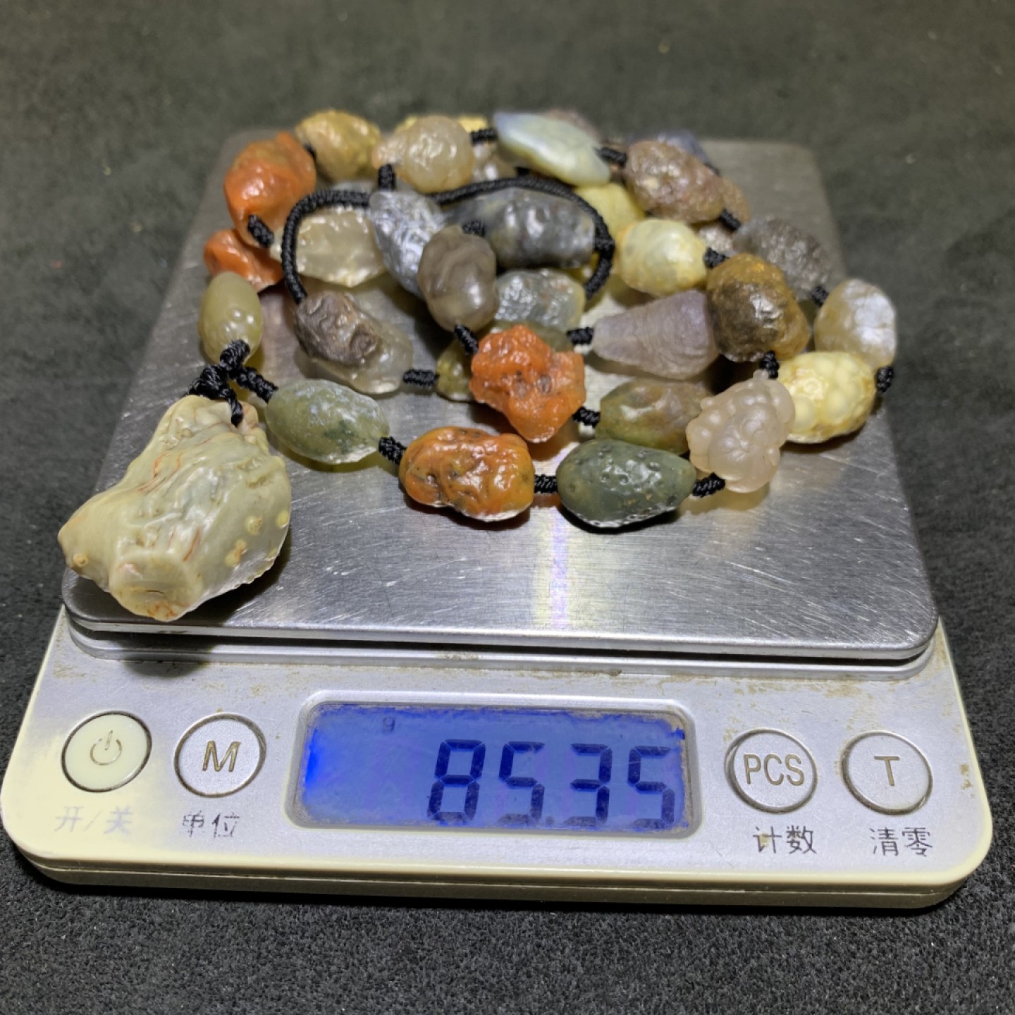 精美戈壁老料筋脉石项链一条，