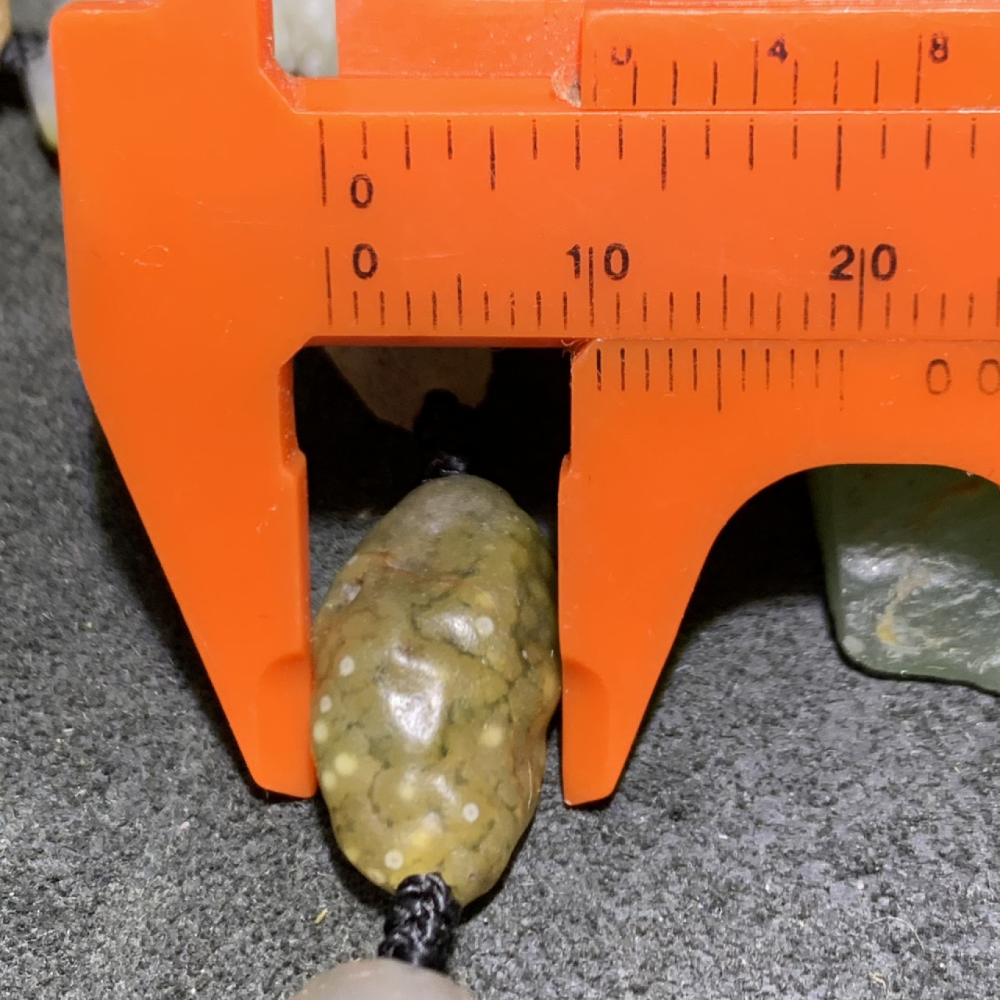 精美戈壁老料筋脉石项链一条，