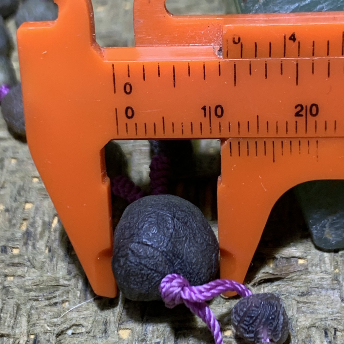 精美戈壁紫罗兰葡萄干筋脉原石108项链一条！