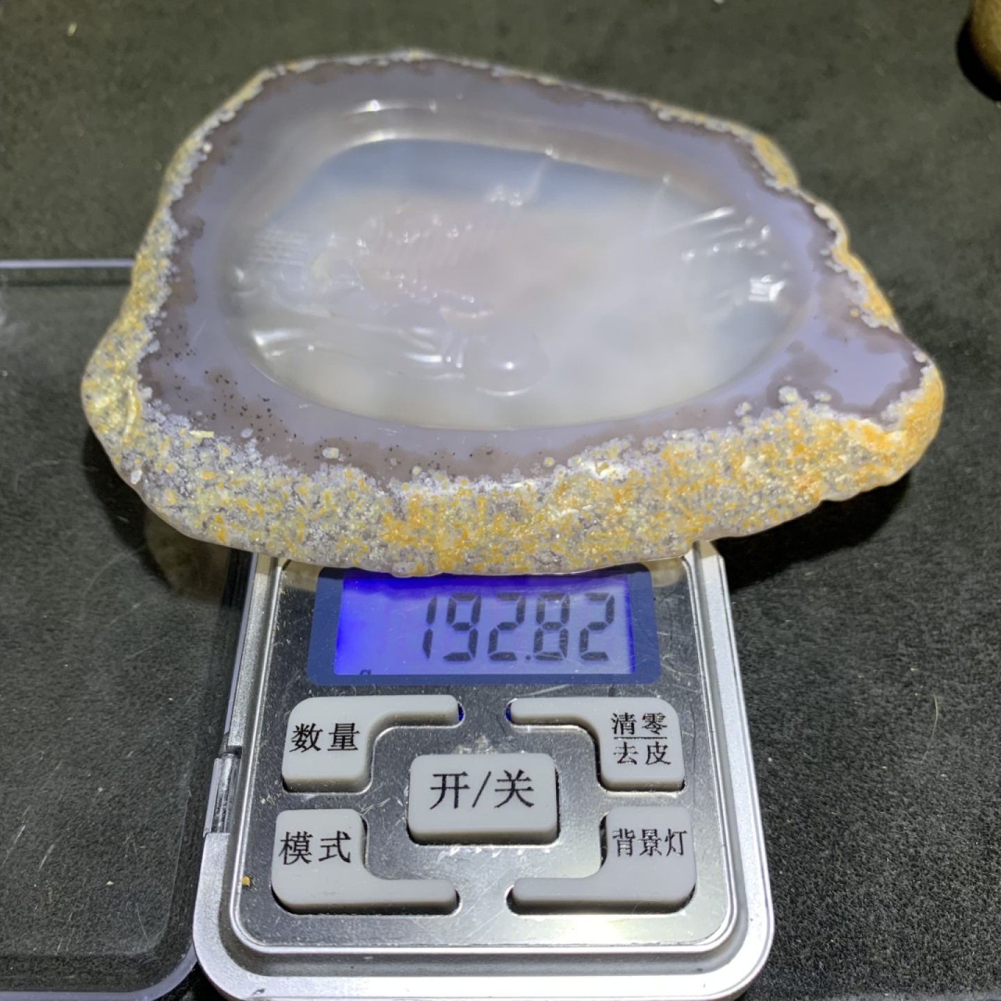 重器天然冰纹原皮玛瑙巧雕禅悟大 牌子一块，