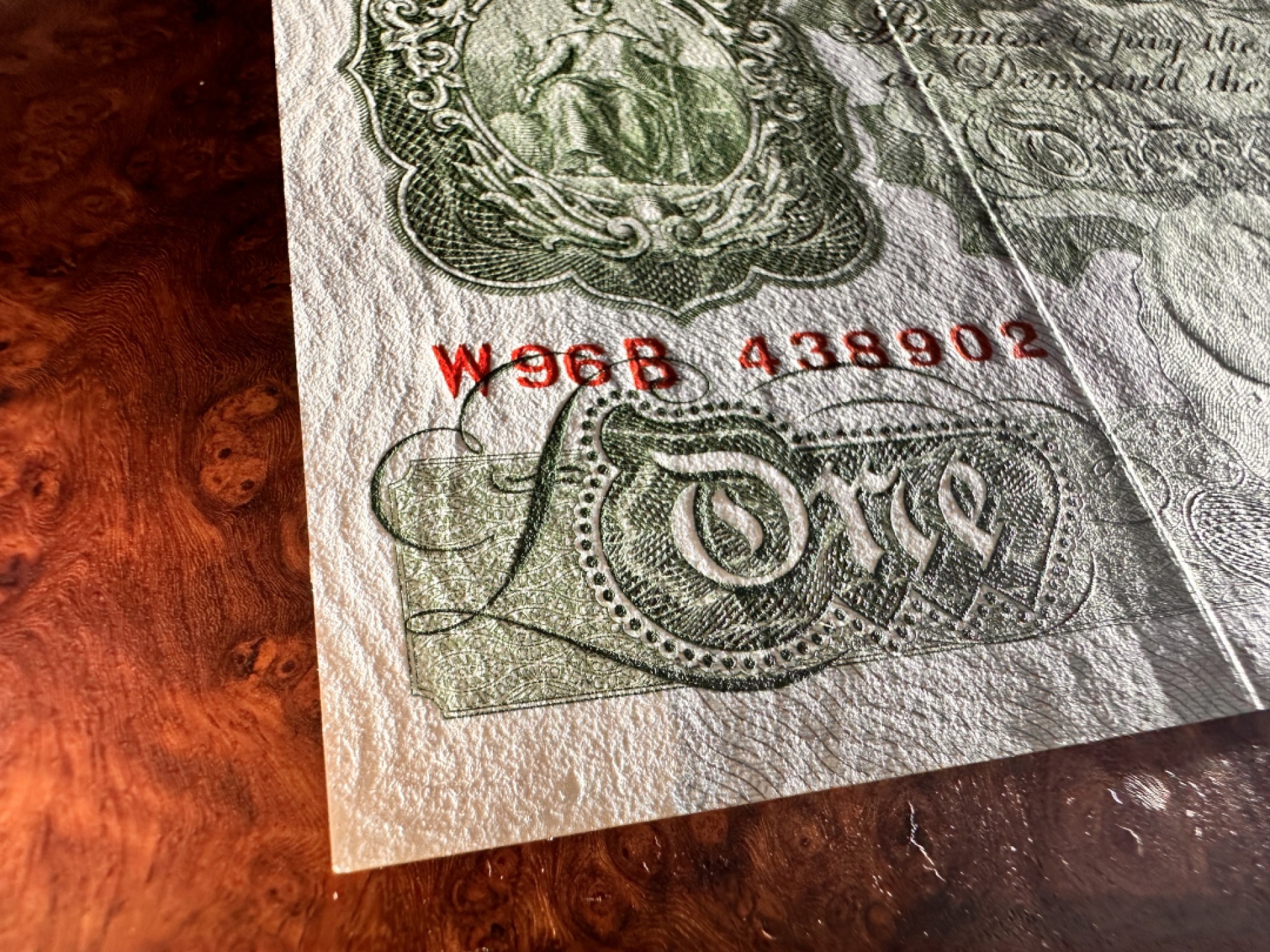 Chase Auction 第17期 - - 外钞、民国钞和人民币混合场！（临时有事，推迟到20号） 英国A序列1镑，品相如图，有压痕，UNC-！满版水印，雕刻一流！