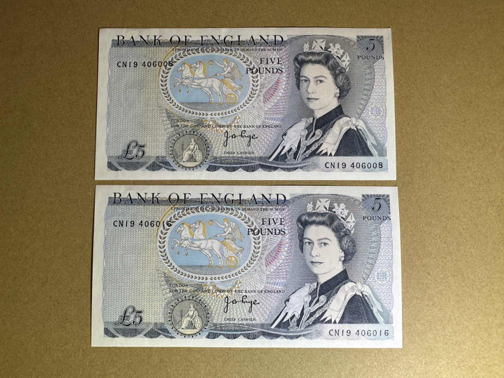 《张总收藏》90期——浓缩外币精品场 英格兰5镑2张 UNC D序列 签名J. B. Page. P-378b