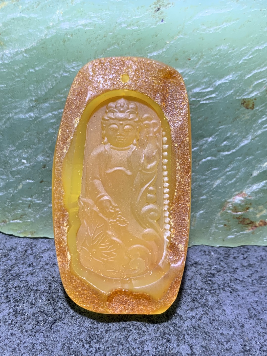 精美天然乌克兰蜜蜡原石雕刻观音菩萨吊坠一个，