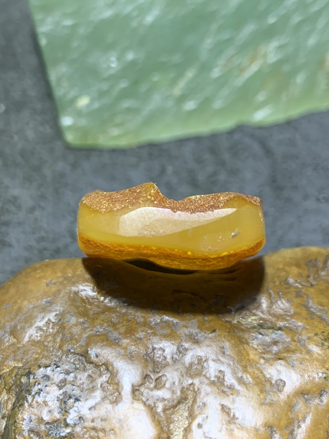 精美天然乌克兰蜜蜡原石雕刻观音菩萨吊坠一个，