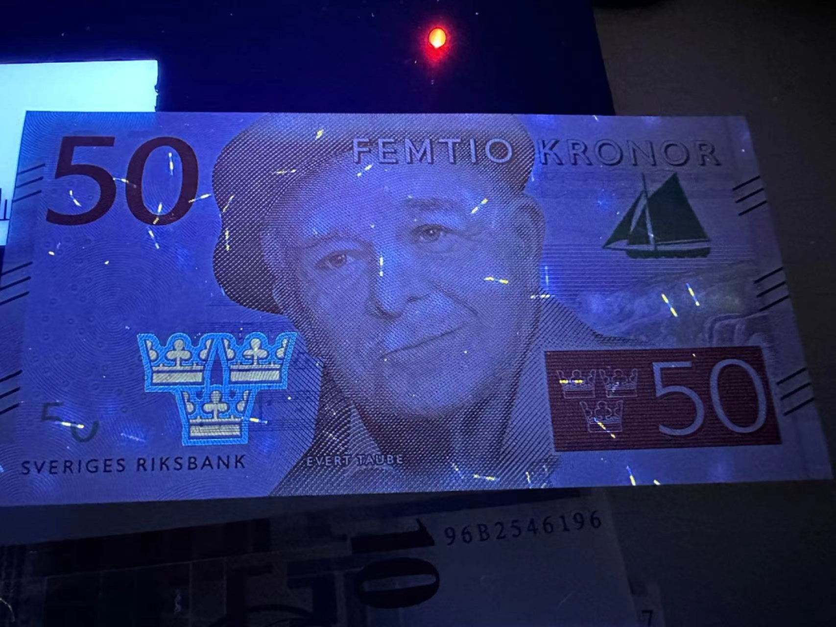 《外钞收藏家》第二百四十一期 丹麦桥版50克朗 全新  瑞典50克朗 全新 荧光不舒服 疑似有潮