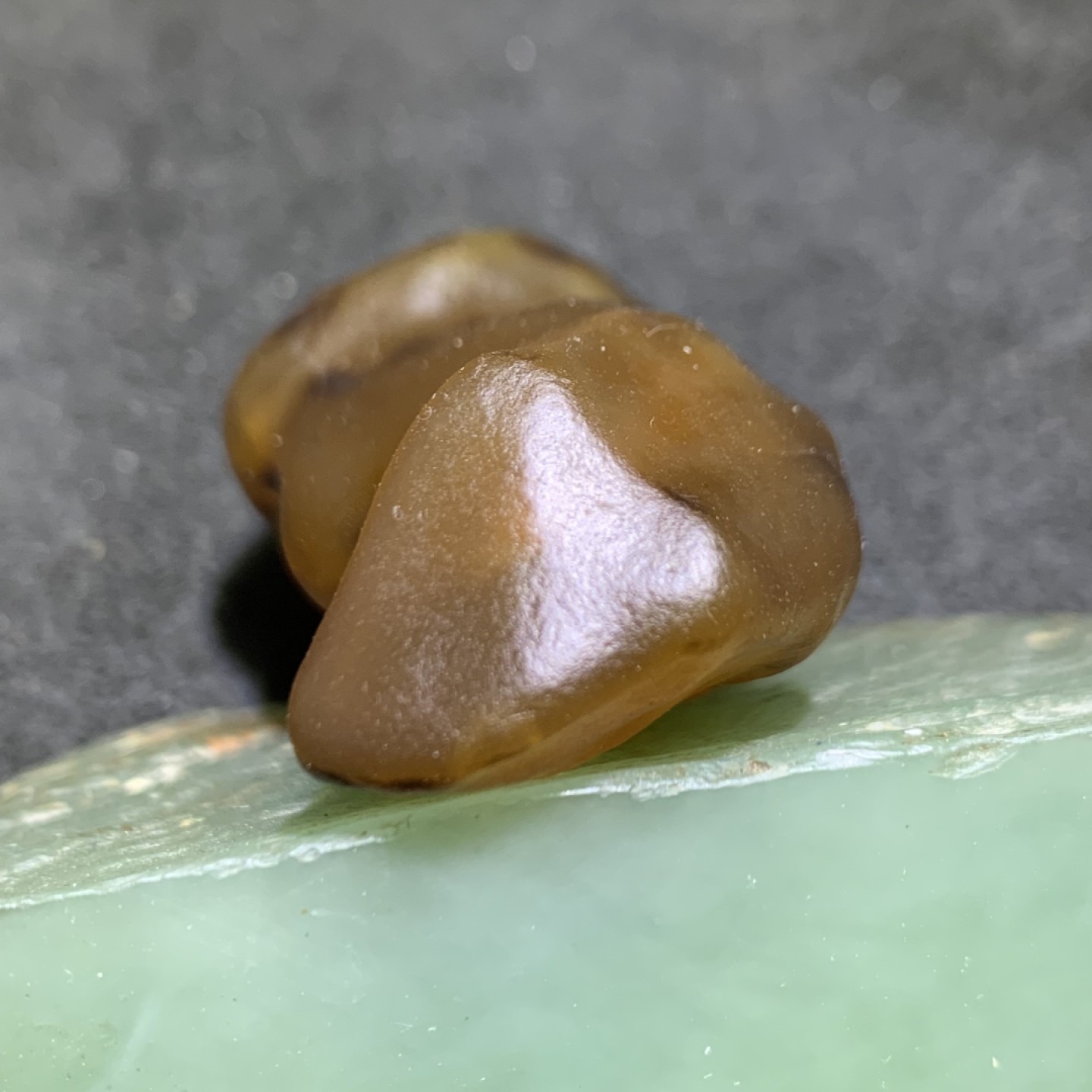 放福利！精美天然酒红色阿拉善玛瑙原石一颗，