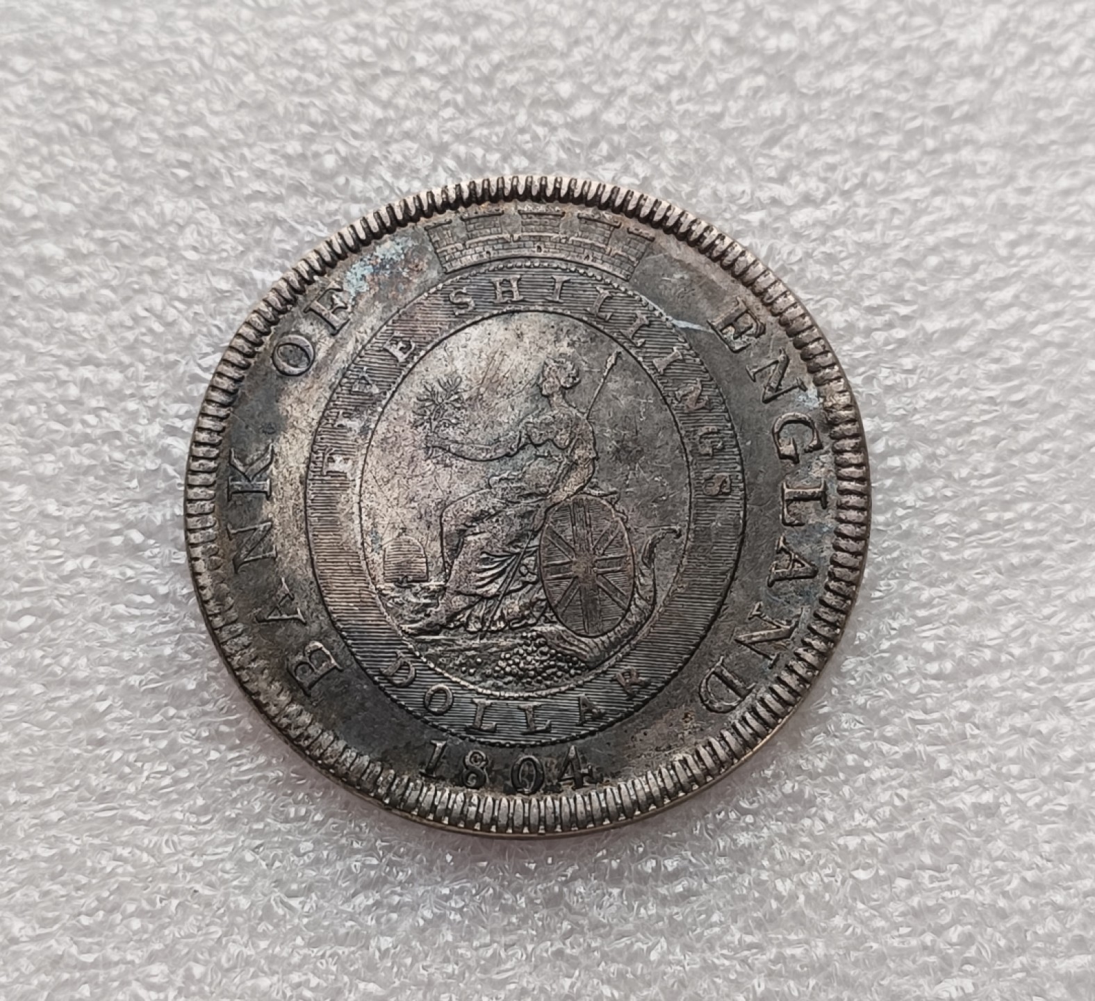 瓶子🏺第79期拍卖会 英格兰银行1804年5先令大银币乔治三世银币用双柱银币做币配复压正面有个坑