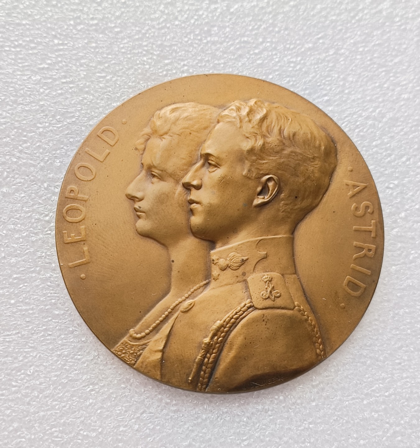 瓶子🏺第79期拍卖会 1926年比利时利奥波德王子结婚纪念铜章直径70mm重量121g