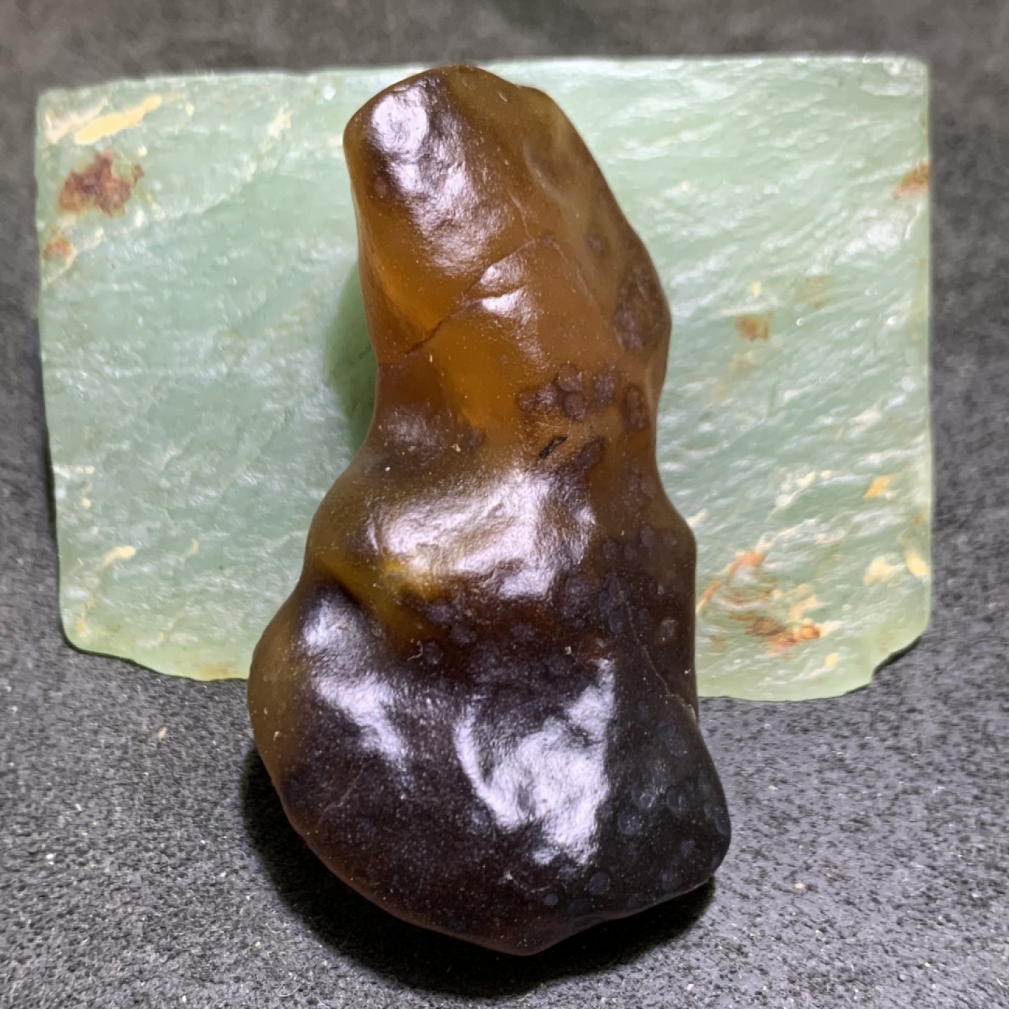 放福利！精美天然酒红色阿拉善玛瑙原石一颗，
