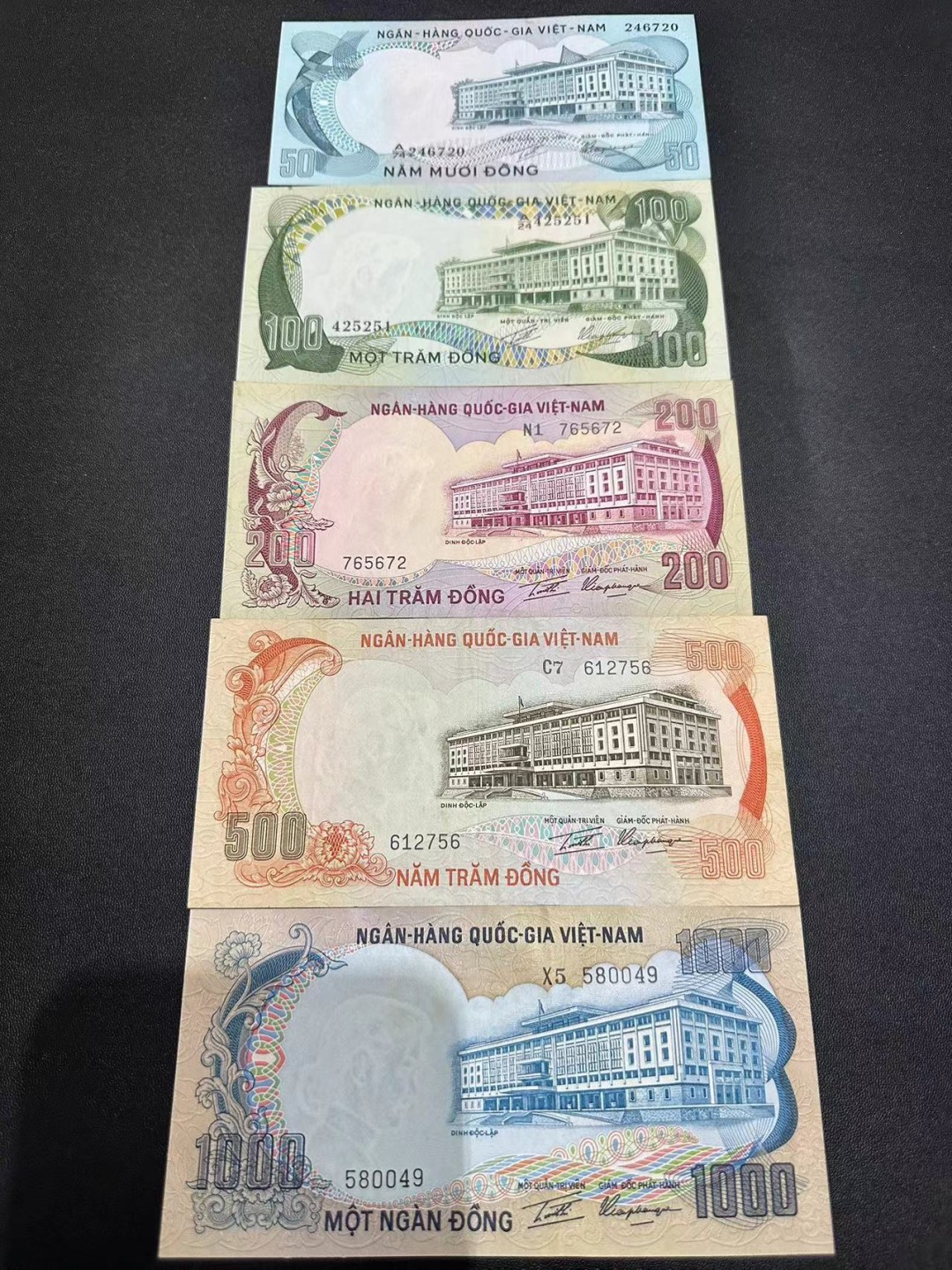《外钞收藏家》第二百四十一期 越南50-1000盾 五张一起 500流通品 其他近全新 有潮 有瑕疵