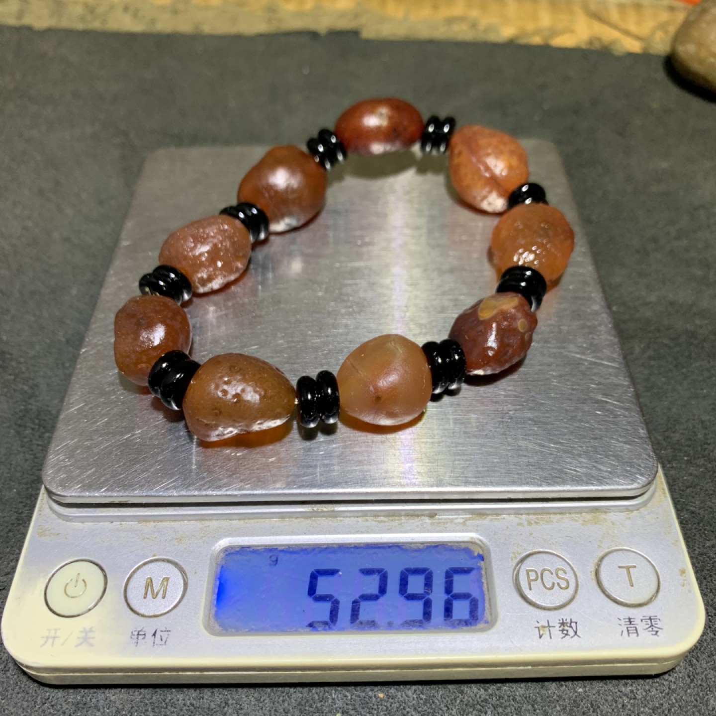 精美天然戈壁阿拉善樱桃红手串一条 