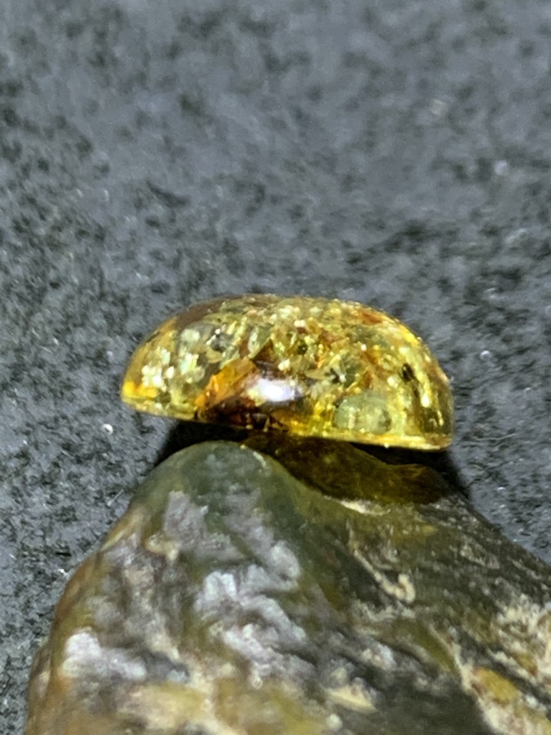 精美乌克兰花珀戒面一个，