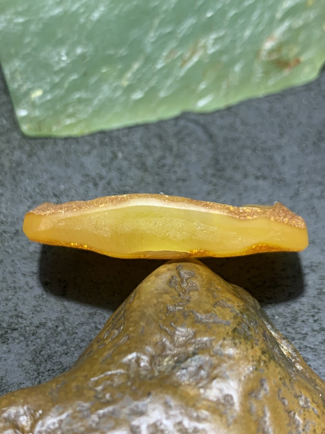 精美天然乌克兰蜜蜡原石雕刻观音菩萨吊坠一个，