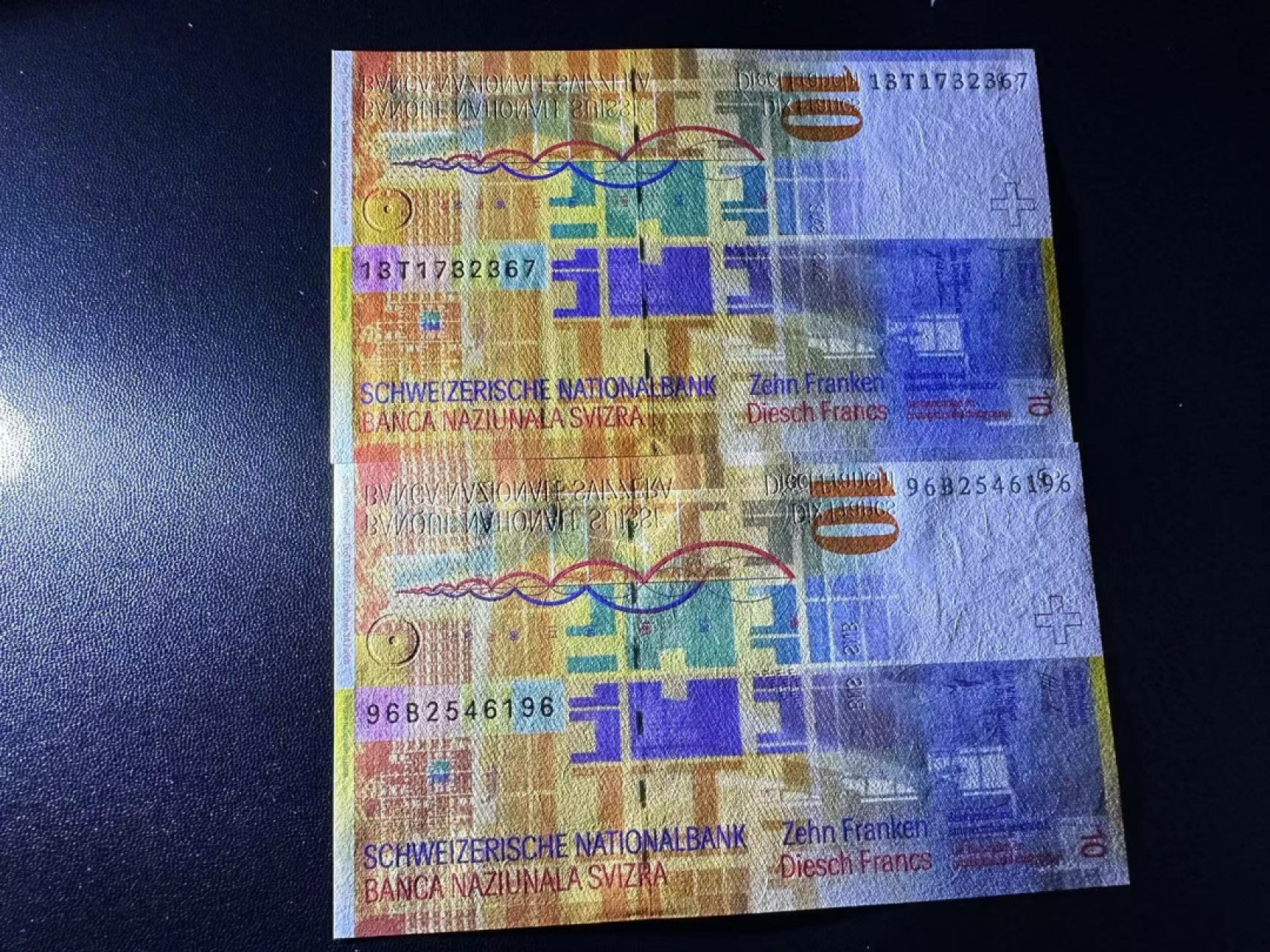 《外钞收藏家》第二百四十一期 瑞士人像版96年和13年10法郎 两张一起 全新UNC