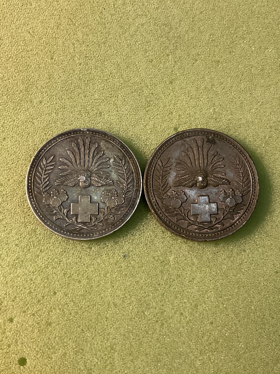 松山幣藏第6期拍卖 日章 赤十字 右边是铜左边银
