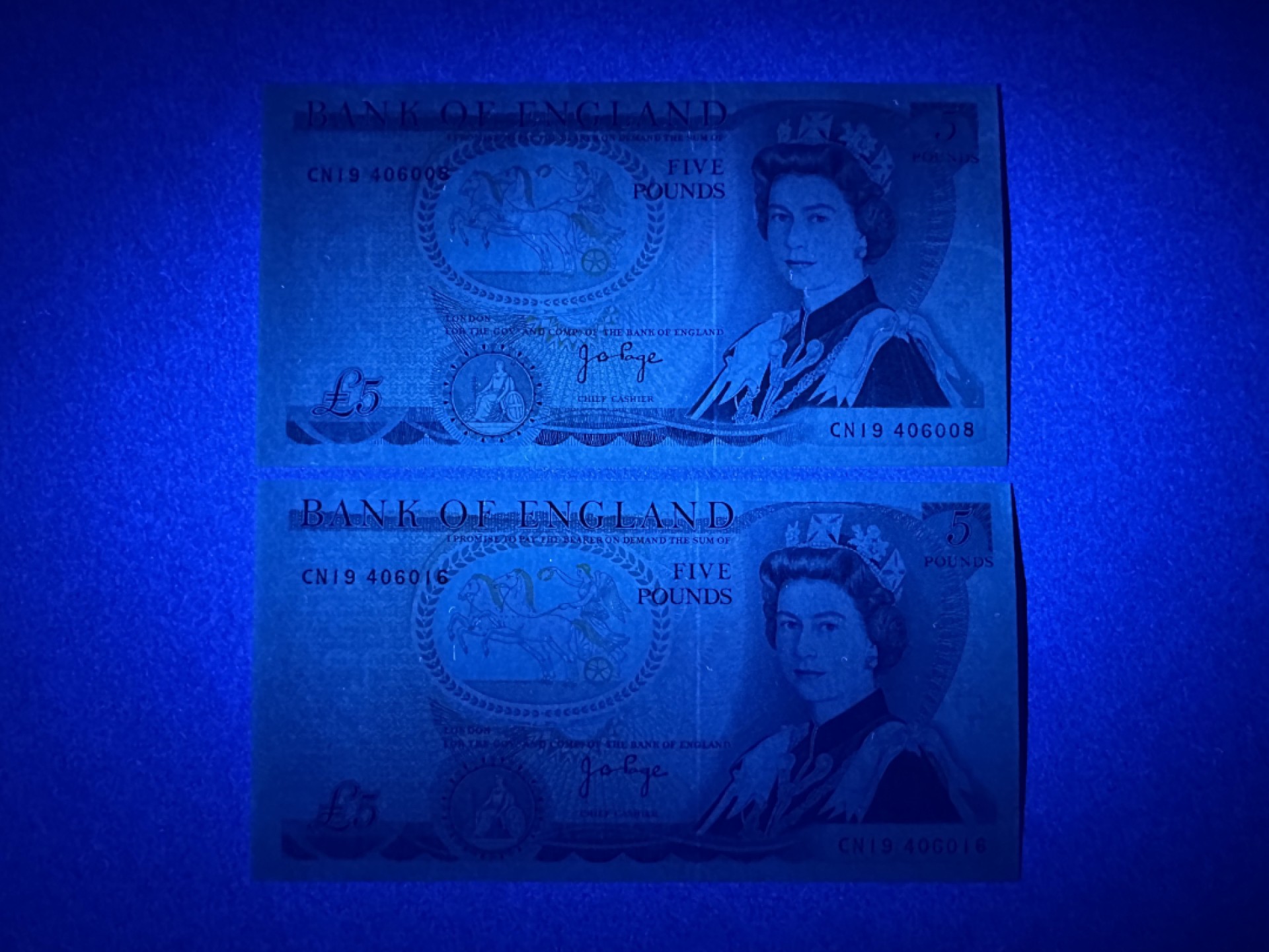 《张总收藏》90期——浓缩外币精品场 英格兰5镑2张 UNC D序列 签名J. B. Page. P-378b