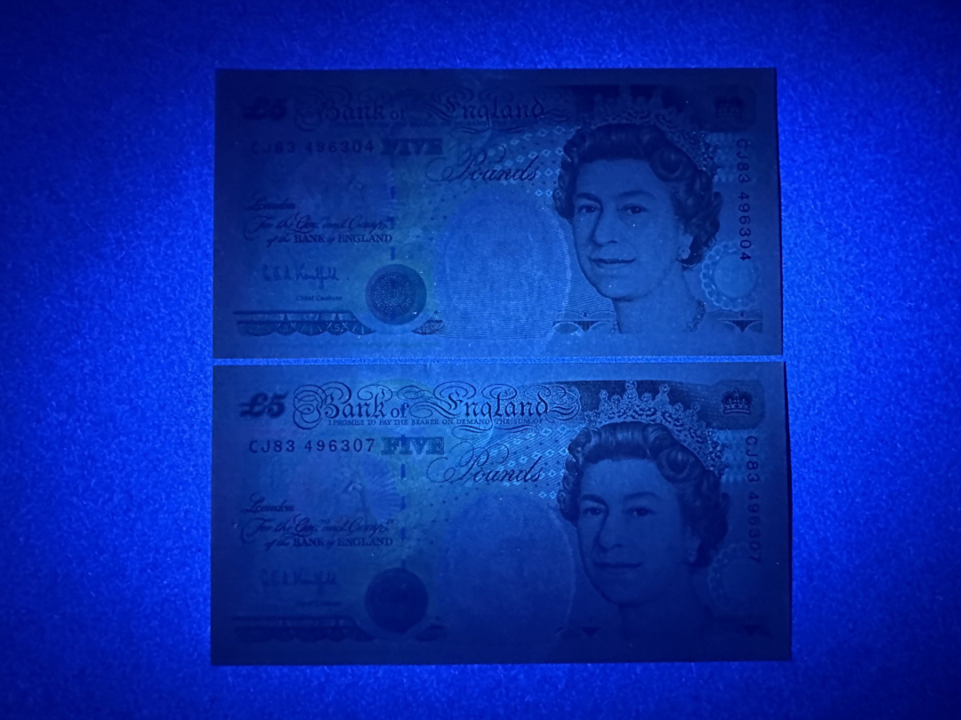 《张总收藏》90期——浓缩外币精品场 英格兰5镑2张 UNC E序列 签名G.E.A. Kentfield P-385