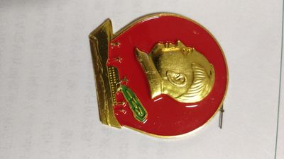 红色记忆，毛主席纪念章， - 非常稀少的中型毛主席纪念章