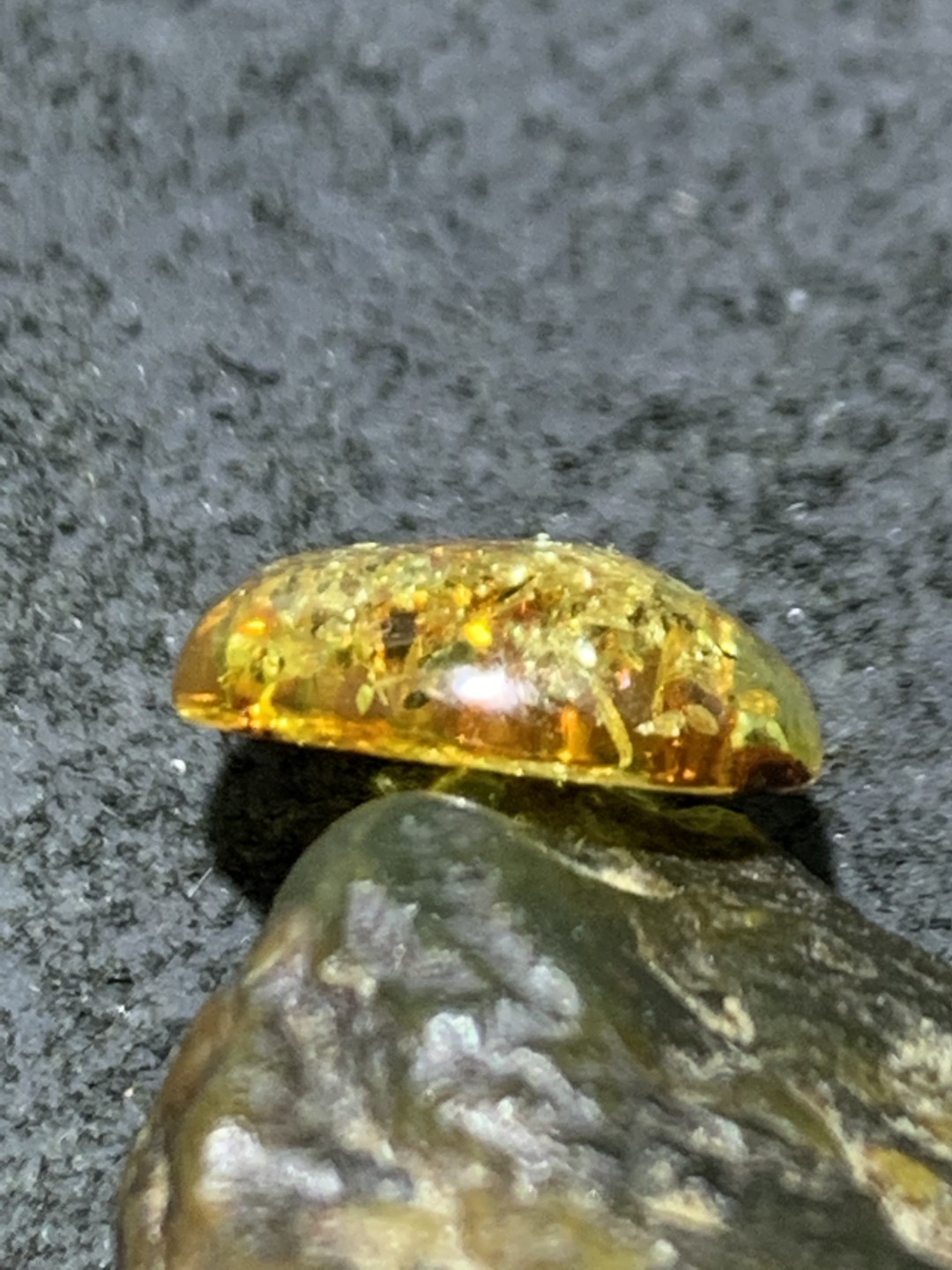 精美乌克兰花珀戒面一个，